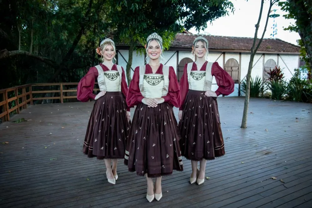 Princesa Tainara de Conto Nunes, rainha Rafaela Robinson Werb e princesa Jhenifer Fais apresentam traje de passeio | Foto: Divulgação/Amifest