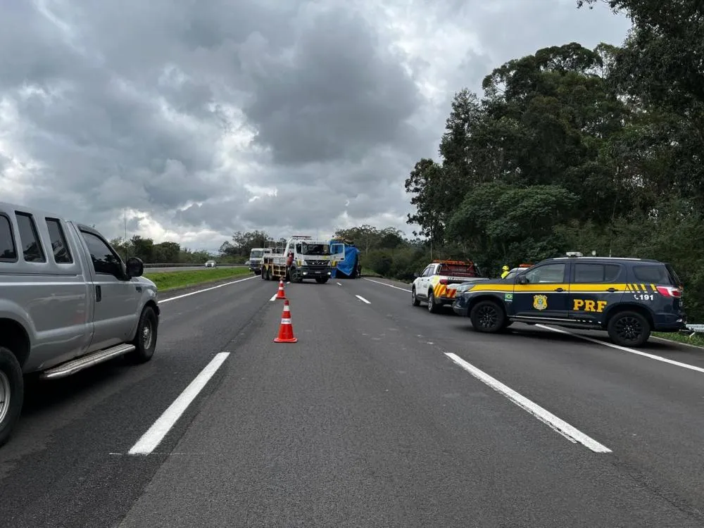 Freeway é bloqueada para remoção de ônibus envolvido em acidente com morte