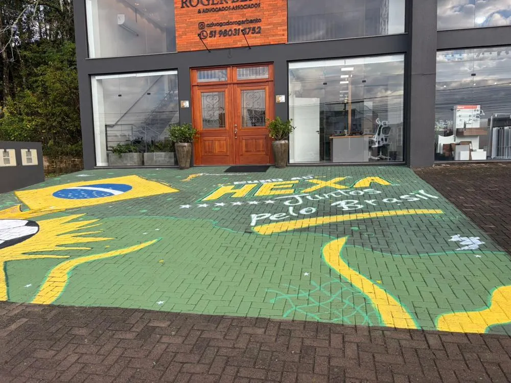 Calçada decorada em clima de Copa chama a atenção de moradores em Taquara
