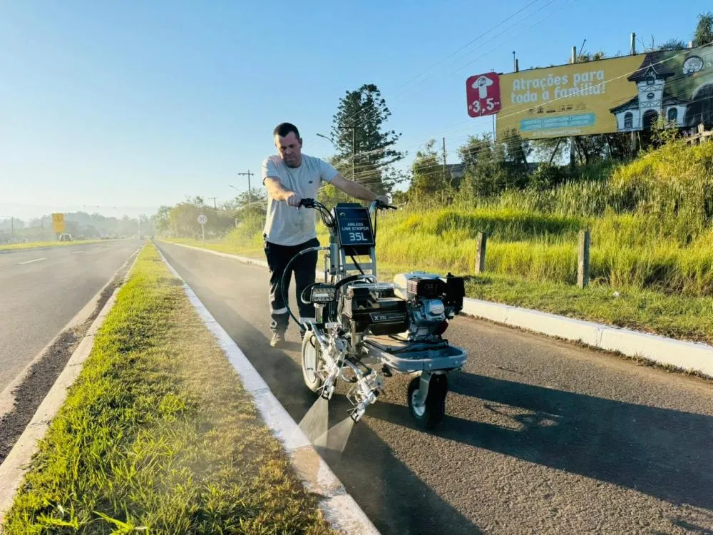 Taquara moderniza sinalização viária com novo equipamento de pintura